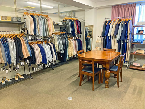 ママズドレス　東京恵比寿店 ショップ入り口奥のエレベーターで2Fへお上がりください