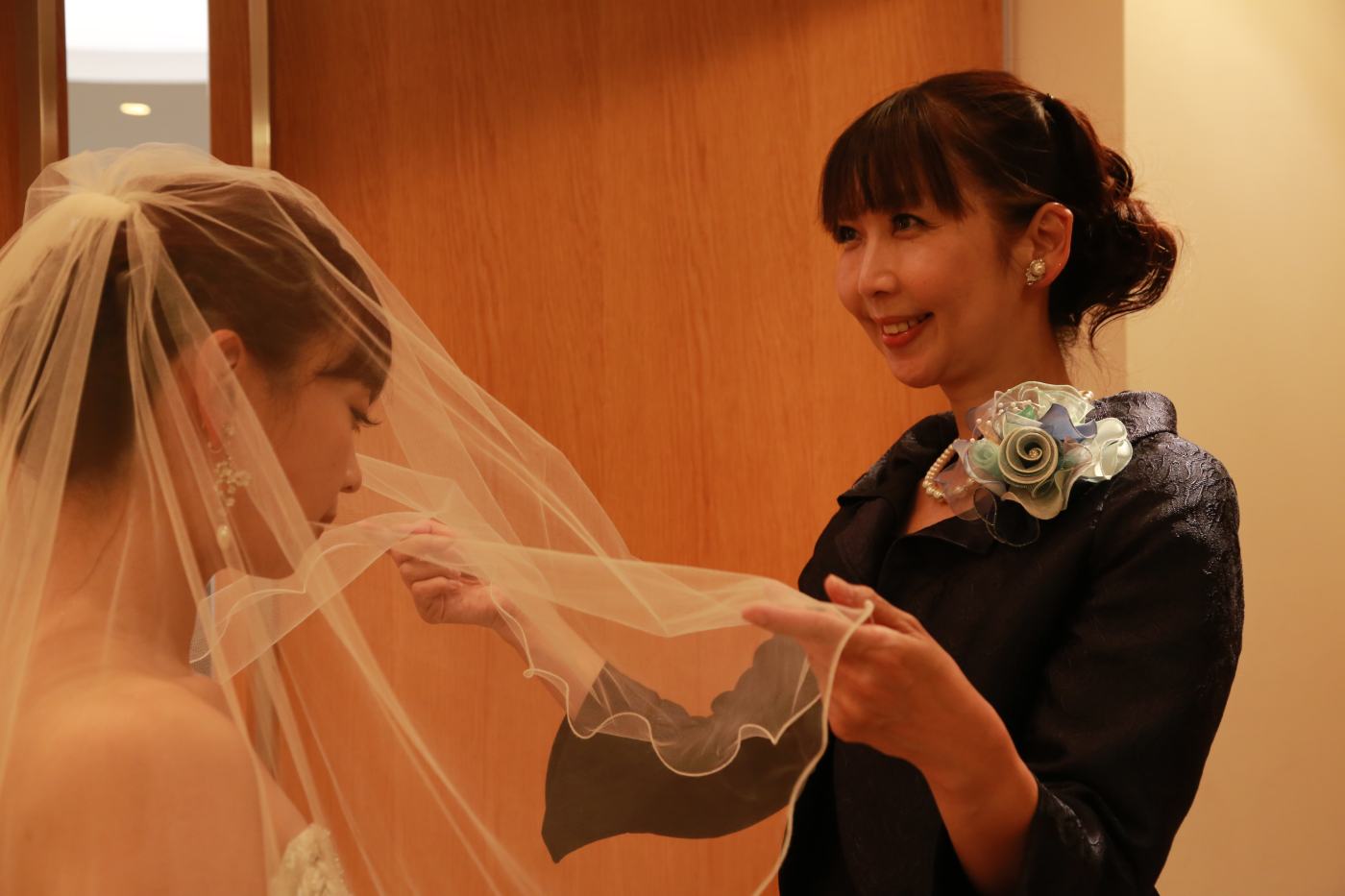 バージンロード　留袖 お母様のベールダウンが人気のセレモニーに～ | 結婚式母親ドレスレンタル専門店のママズドレス